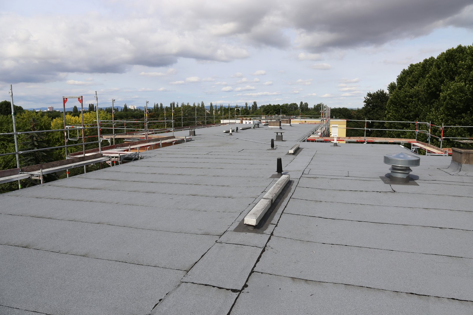 Waterproofing flat roof with bitumen sealing membranes