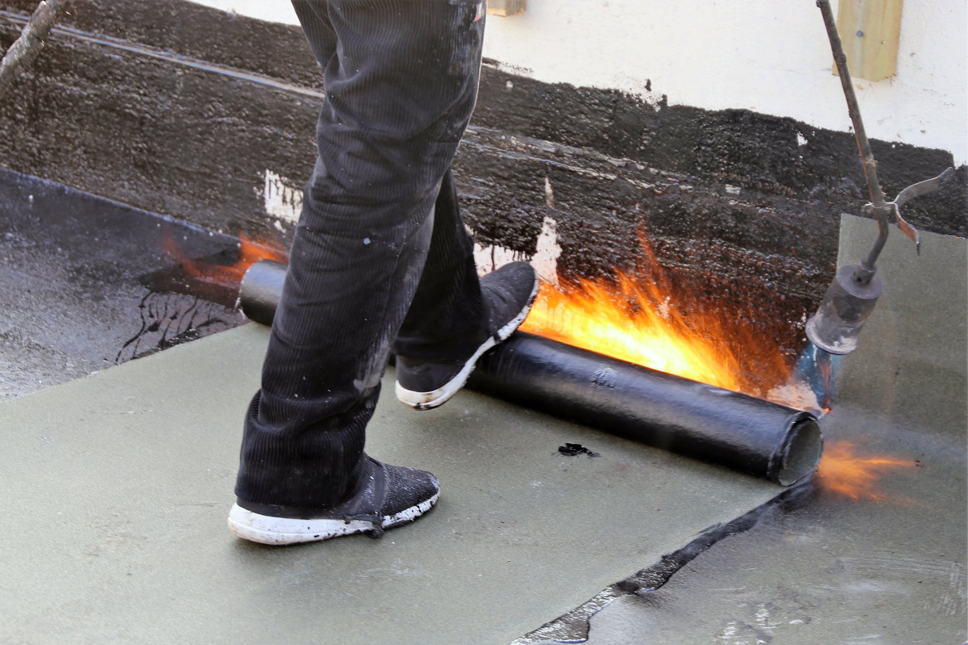 Waterproofing flat roof with bitumen sealing membranes